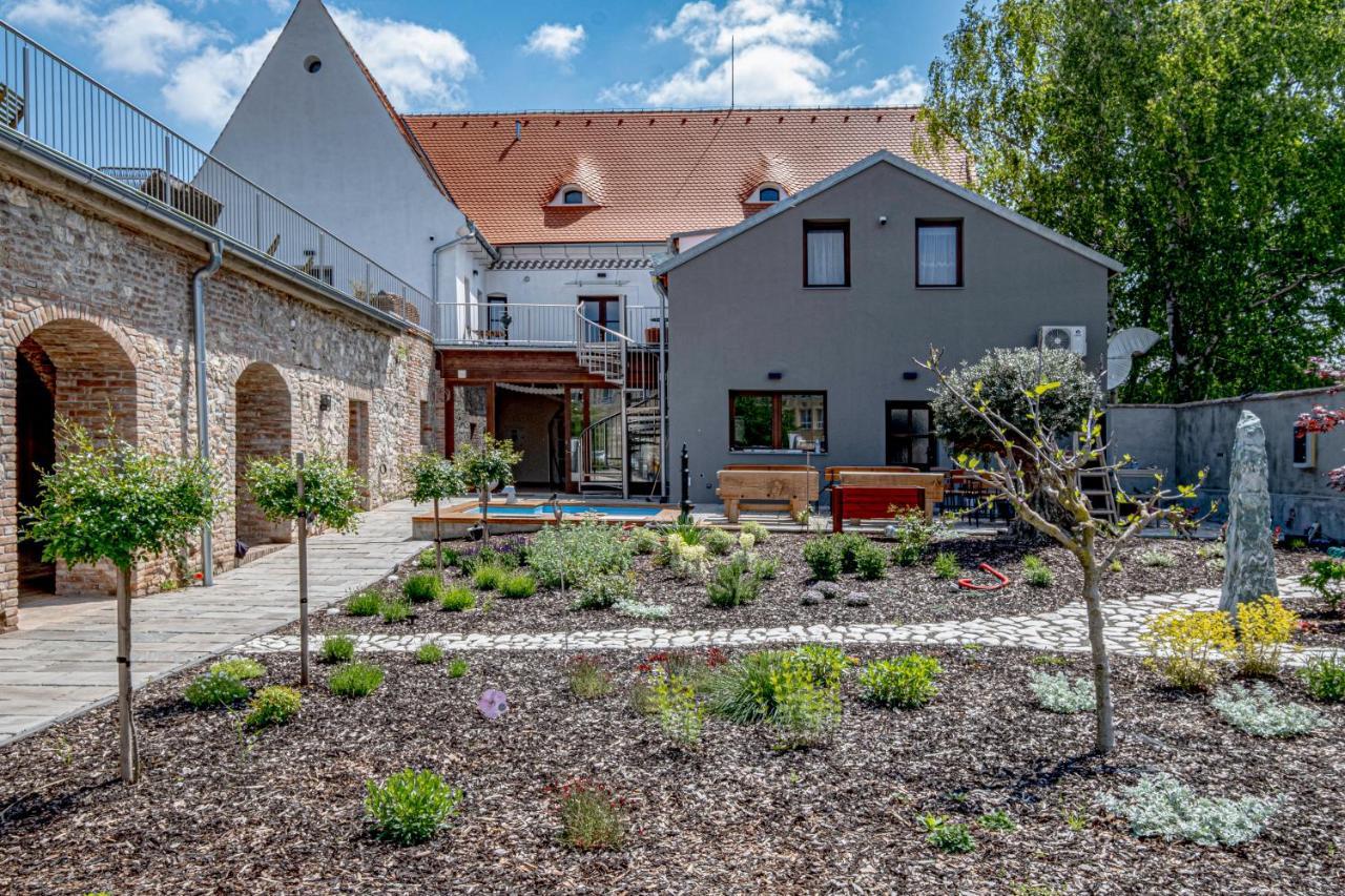 Knize Ferdinand Apartments Микулов Экстерьер фото
