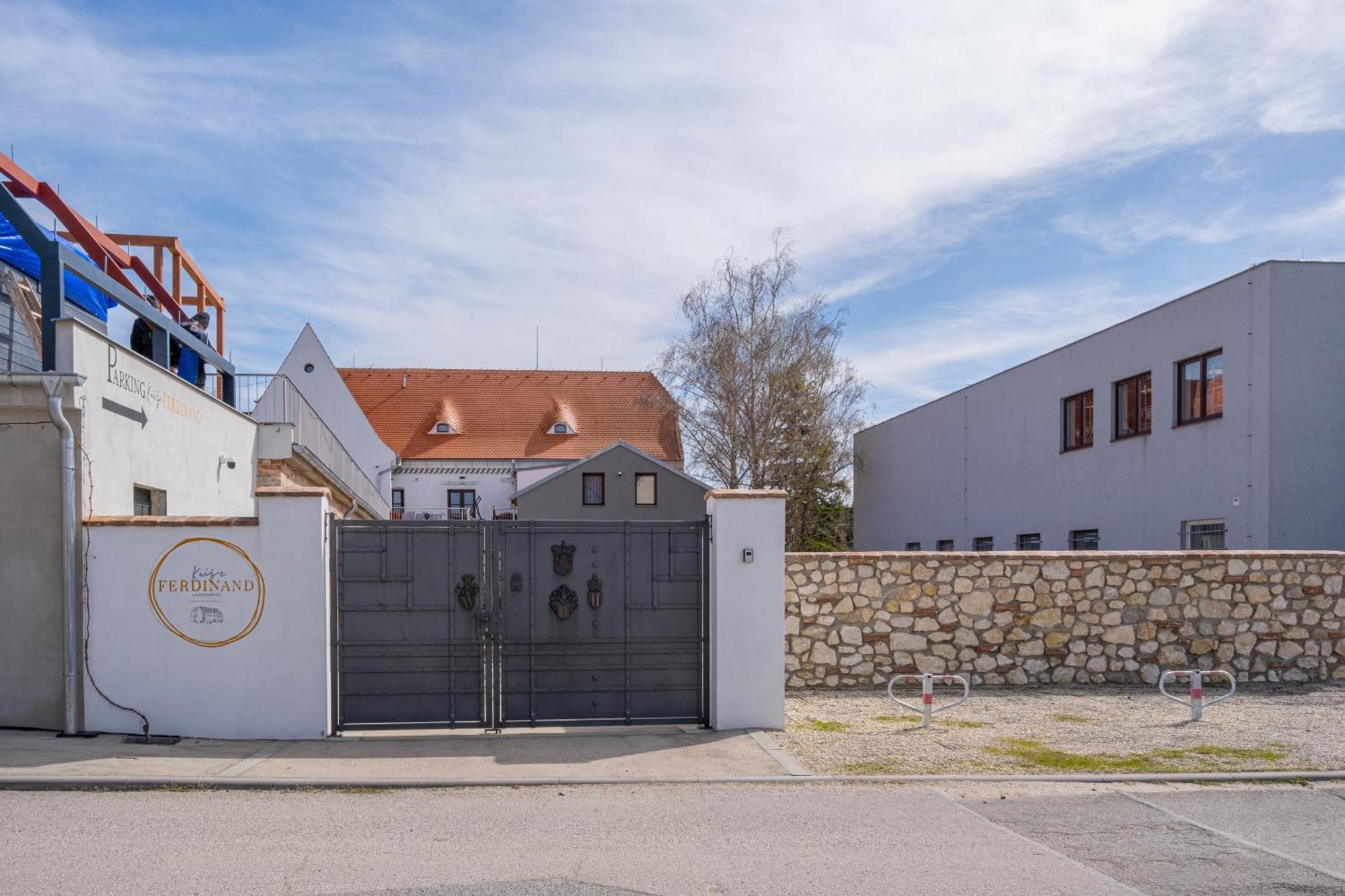 Knize Ferdinand Apartments Микулов Экстерьер фото